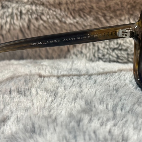 Authentic CHANEL Sunglasses
Polarized lenses
No scratches
No scuffs
Worn once - Picture 3 of 6